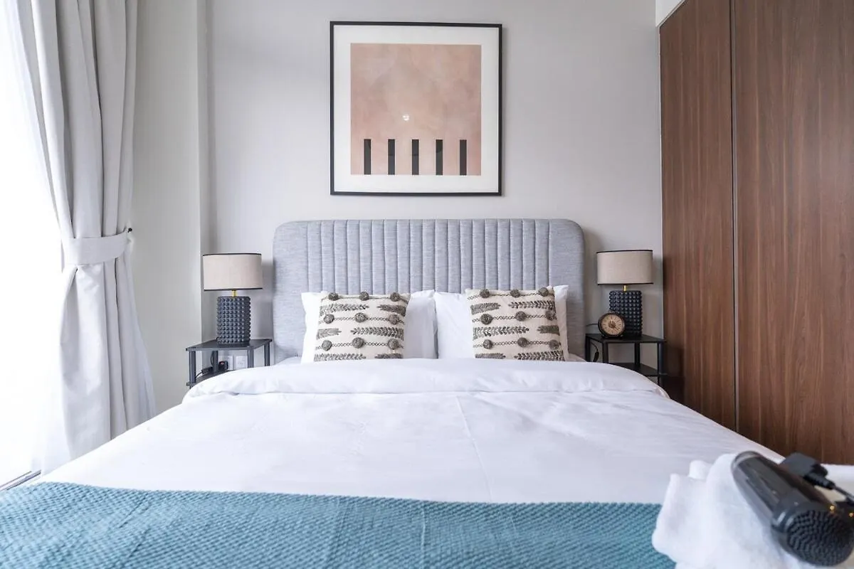 Awesome 1-Bedroom Apartment With Burj Views At Vera Tower In Business Bay Dubaï