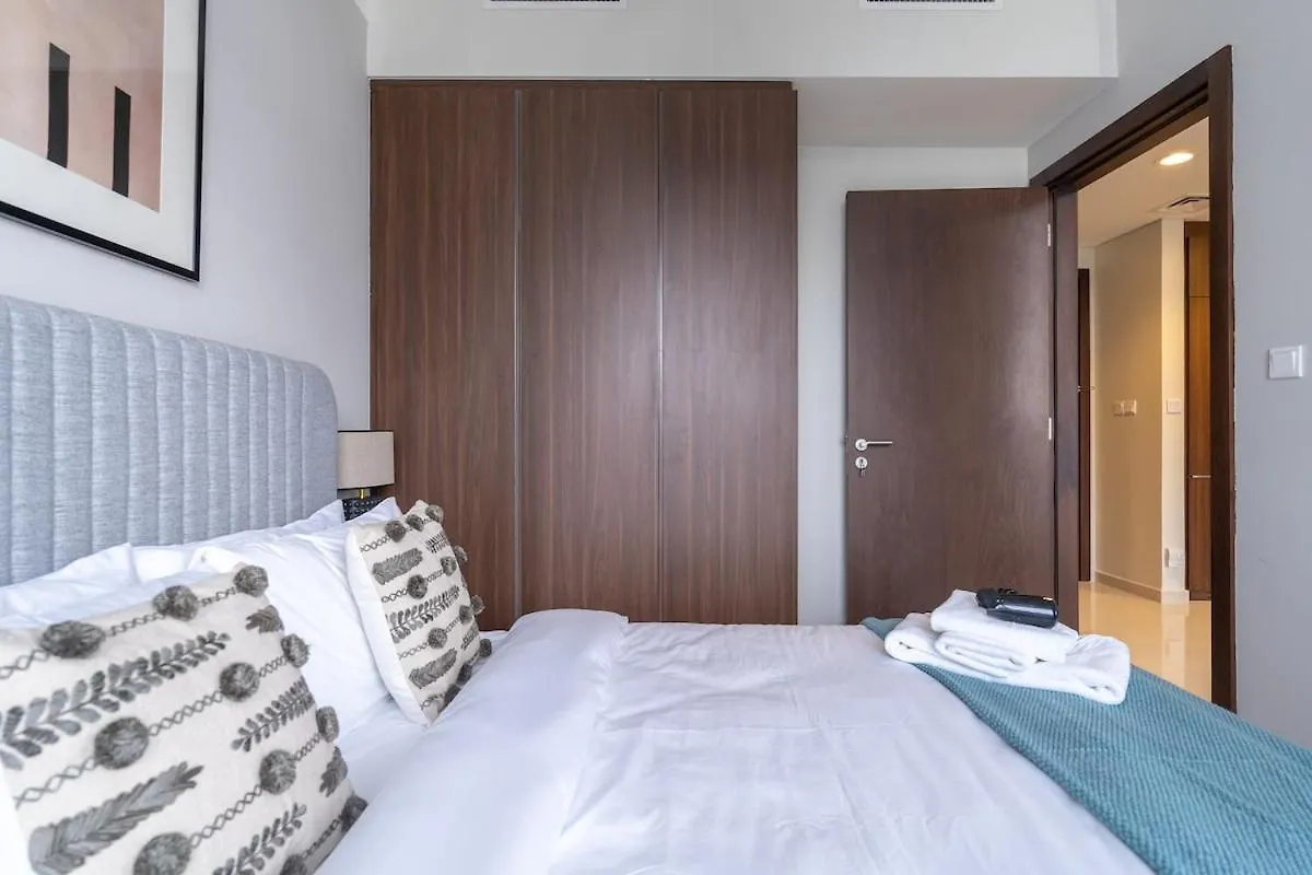 Awesome 1-Bedroom Apartment With Burj Views At Vera Tower In Business Bay Dubaï