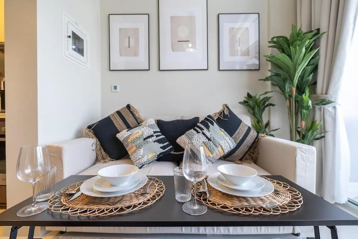 Awesome 1-Bedroom Apartment With Burj Views At Vera Tower In Business Bay Dubaï 0*,